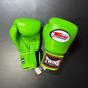 Guantes de Boxeo Profesionales de Cuero Personalizados de Primera Calidad con Cierre de Gancho y Bucle, Protección UV, Impresión HD para Entrenamiento de MMA y Muay Thai - Product Image 4