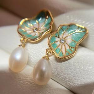 Boucles d'oreilles pendantes de haute qualité, peinture à l'huile, feuille de lotus, perle d'eau douce de 9-10 mm en forme de riz, effet goutte d'eau lisse - Product Image 2