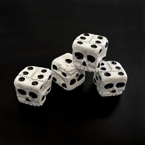 Dés en résine écologiques personnalisés en forme de crâne, accessoires pour jeux de cartes professionnels et jeux décontractés - Product Image 4