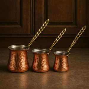 Ensemble de 2 pots à thé/café turcs décoratifs modernes de luxe, design martelé spécial Moyen-Orient, avec couvercle et poignée en laiton, compatibles lave-vaisselle - Product Image 6