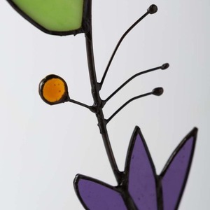 Décoration murale en vitrail en forme de couronne de fleurs sauvages, avec des fleurs colorées et des feuilles vertes délicates, pour des accents élégants dans la maison - Product Image 3