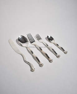 Ensemble de couverts en métal de style classique, adapté à toutes les occasions de repas, offrant une fonction polyvalente et une brillance durable - Product Image 3