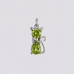 Pendentif Chat en Péridot Plaqué Argent, Charme Chat Mignon avec Pierre Péridot Facettée, Bijou Animal, Collier Charme, Cadeau pour Elle, Fait Main - Product Image 1