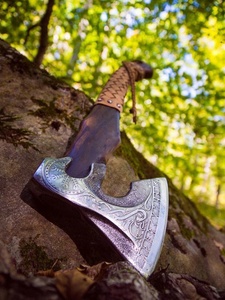 Hacha Vikinga Hecha a Mano por A&M ENTERPRISES con Cabeza de Acero Grabada con Runas, Mango de Madera Oscura y Empuñadura de Cuero Trenzado Color Bronceado - Product Image 2
