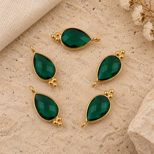 Pendentif en onyx vert en forme de poire, facetté, avec monture plaquée or, pour la création de bijoux - Product Image 1