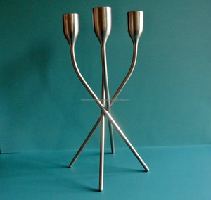 Candelabro Nórdico Minimalista Premium de 4 Copas • Soporte Cónico de Trípode en Plata Cepillada - Product Image 2