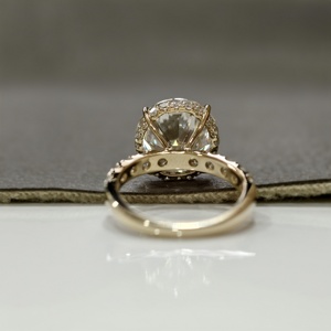 Anillo de compromiso y boda de lujo para mujer con diamante cultivado en laboratorio certificado IGI de 5 CT, corte redondo, engaste de garra, halo oculto y banda pavé - Product Image 5
