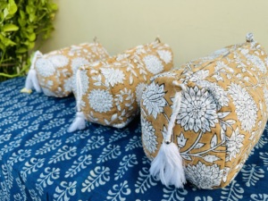 Ensemble de trousses de toilette et de maquillage vintage personnalisables en coton écologique, imprimées à la main, avec 3 grandes pochettes de voyage étanches à fermeture éclair - Product Image 2