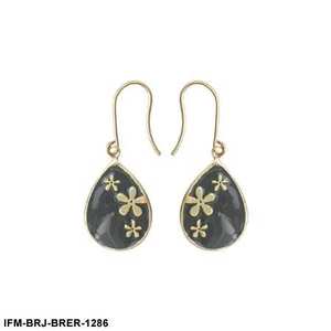 Pendientes Colgantes de Latón Hechos a Mano con Grabado Floral y Esmalte Marrón Café, Opción de Regalo Moderna y Elegante - Product Image 5