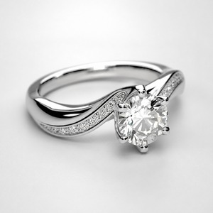 Anillo de compromiso de plata 925 de alta calidad con diamante redondo, engaste de puntas y banda pavé para mujer - Product Image 6
