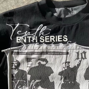 ผู้ผลิตเสื้อผ้าสตรีทแวร์แบบ OEM รับผลิตตามสั่ง ปักลายขาดๆ แบบ Distressed พิมพ์ลายสกรีน เสื้อยืดผู้ชายแขนยาวสองชั้น - Product Image 4