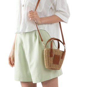 Apportez une touche sophistiquée à votre garde-robe saisonnière avec ce charmant sac en fil naturel, conçu pour un style moderne et raffiné. - Product Image 4