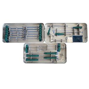Ensemble d'instruments pour vis pédiculaires en chirurgie de la colonne vertébrale avec poignées ergonomiques en silicone vert dans une boîte de stérilisation en acier inoxydable - Product Image 1