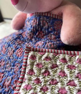 Edredón Reversible Hecho a Mano con Estampado Floral Rosa, Relleno 100% Algodón, para Uso en Todas las Estaciones, Estilo Clásico - Product Image 3