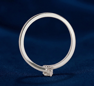 แหวนเพชรสามเม็ด ชิวพาธ 14K ทองคำขาว ประดับเพชรแล็บโกรว์ ทรงบริลเลียนต์ ตัวเรือนแบบหนามเตย สำหรับผู้หญิง สวมใส่ได้ทุกวัน เหมาะสำหรับเป็นแหวนหมั้น - Product Image 3