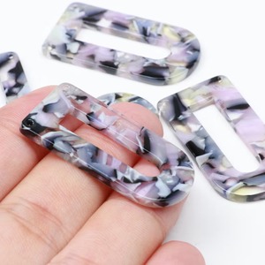 Boucles d'oreilles pendantes en résine écologiques faites à la main pour femmes - Bijoux de mode aux designs uniques - Product Image 1