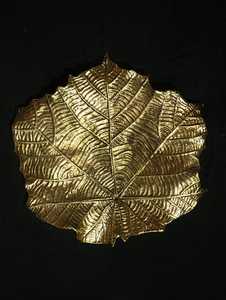 Plateau décoratif en forme de feuille plaqué or orné, forme irrégulière, design végétal contemporain, artisanat métallique, pièce unique - Product Image 1