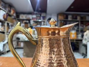 Jarra de agua de cobre hecha a mano con asa de latón: Decoración de cocina india - Product Image 6