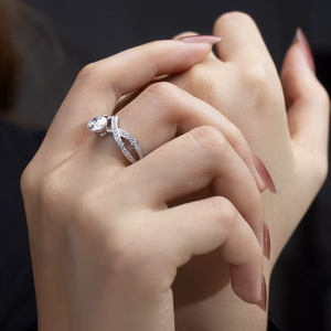 Bague de fiançailles en or blanc avec diamant rond taille brillant et diamants latéraux, bijoux romantiques pour femmes - Product Image 5