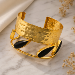 Brazalete Ancho de Ónix Negro con Incrustaciones de Turquesa, Hecho a Mano en Latón con Baño de Oro de 18k, Textura Elegante, Brazalete para Mujer Más Vendido - Product Image 4