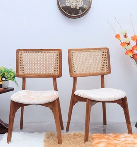 Chaise de salle à manger moderne en bois avec dossier en rotin et assise en velours rembourrée, design mid-century, mobilier pour la maison - Product Image 1
