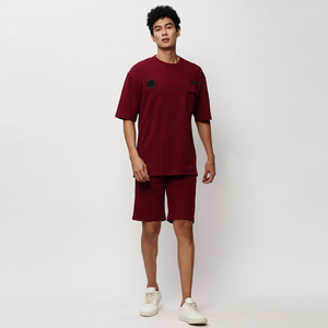 เสื้อยืดคอกลมสีแดงเลือดหมูสำหรับผู้ชาย พร้อมกางเกงขาสั้น ชุดลำลองสำหรับฤดูร้อน ผ้าถัก ระบายอากาศได้ดี - Product Image 1