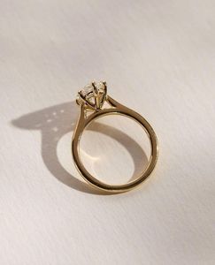 แหวนหมั้นเพชรโมอิสซาไนต์ทรงมาร์คีส์ เงินแท้ 925 ชุบทองคำขาว ประดับแบบหนามเตย - Product Image 5