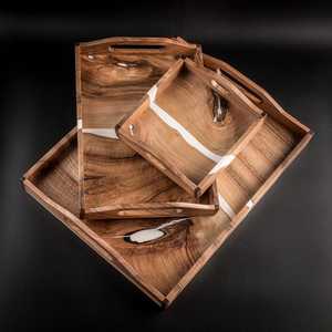 Plateau de présentation en bois et résine époxy de qualité supérieure, fait main, avec poignées en métal doré design, pour servir des aliments, des boissons et recevoir des invités - Product Image 3