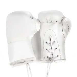 Porte-clés de luxe en forme de gants de boxe avec anneau métallique et surpiqûres, en PU, couleurs personnalisables, vente en gros - Product Image 5