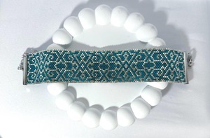 Bracelet de luxe fait main perlé, motif bleu sarcelle et argent, design exquis, bijou manchette en métal, cadeau - Product Image 3