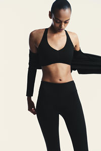 Conjunto de Yoga sin Costuras, Tejido Transpirable con Control de Humedad, Proporciona Flexibilidad y Comodidad, Perfecto para Entrenamiento, Running y Yoga - Product Image 5