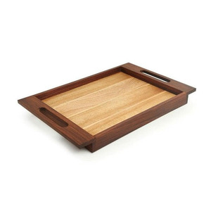 Plateau de service élégant en bois avec bordure foncée contrastante et base en bois naturel avec poignées découpées pratiques - Product Image 1