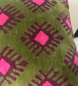 Housse de coussin en velours vert olive avec motif géométrique à blocs rose et violet pour canapé, chambre et décoration intérieure - Product Image 3