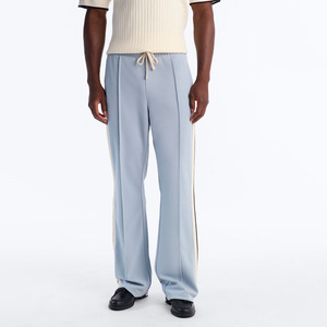 Pantalon décontracté d'été en polyester tricoté de qualité supérieure pour homme, bleu clair, coupe large avec bande latérale, taille élastique et cordon de serrage - Product Image 1