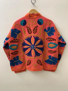 Chaqueta Suzani Hecha a Mano de Estilo Vintage Indio, Chaqueta Bordada de Algodón Transpirable y Resistente al Viento con Diseño Floral - Product Image 3