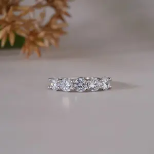 Elegante Anillo de Plata Plateada con Cinco Piedras de Cristal de Corte Redondo para Mujer, Joyería Minimalista para Regalo de Aniversario de Bodas o Compromiso - Product Image 1