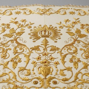 Insignia de tela bordada clásica con patrón floral dorado y cuentas, de forma irregular, para coser en prendas de vestir. - Product Image 6