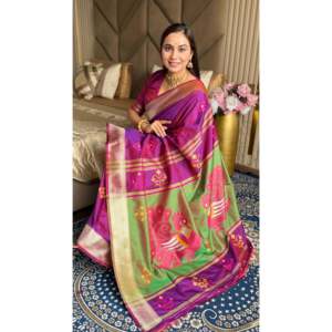 Sari en soie douce magenta Ikkat Patola avec bordure en Zari doré et pallu motif paon Meenakari par Elite Weaves - Product Image 1
