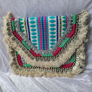 Pochette artisanale à franges tribales avec bordures à pompons, broderie de perles miroir, sac à main textile bohème pour festival et mode - Product Image 1
