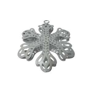 Novedad: Estrella Colgante de Hierro de Tamaño Mediano, Color Blanco, Decoración Navideña para Colgar en la Pared, Hecha a Mano, Venta al por Mayor, Personalizable - Product Image 1