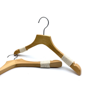 Perchas de madera para ropa, antideslizantes, con logotipos personalizables, precios asequibles, excelente calidad, diseño moderno. - Product Image 1