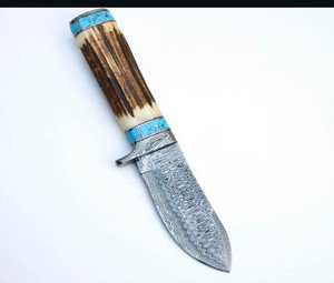 Outil utilitaire fixe en acier damas à motif goutte de pluie, fabriqué à la main, avec manche en corne de cerf et anneau en turquoise - Product Image 1