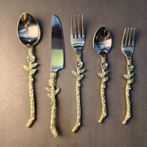 Ensemble de couverts texturés en rose dorée 5 pièces, cuillère à dîner, couteau, fourchette à dîner, cuillère à café et fourchette à salade avec des manches en forme de feuille de fleur. - Product Image 2