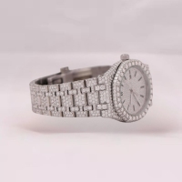 Montre ronde tendance pour femme avec diamants, cadran en cristal saphir de 30 mm, mouvement à quartz analogique, bracelet en acier inoxydable avec fermoir déployant