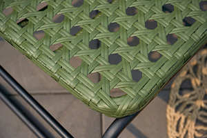 Chaise d'extérieur en rotin vert avec structure en acier, mobilier de jardin contemporain, design résistant aux intempéries - Product Image 1