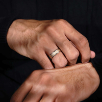 Bague de mariage pour homme en or 14 carats et moissanite, finition brossée, sertissage à griffes, faite à la main, précision artisanale, luxe moderne et minimaliste, IGI/ Ring