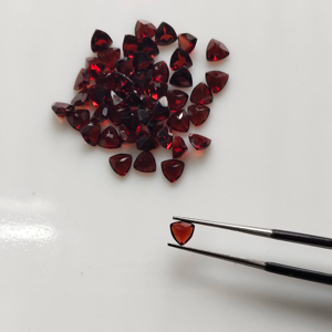 โกเมนสีแดงธรรมชาติ 5 มม. ทรงทริลเลียนคัท คุณภาพดีที่สุด พลอยเม็ดเดี่ยวสำหรับทำเครื่องประดับ - Product Image 3