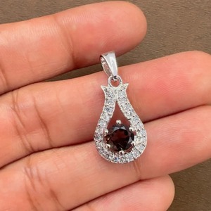 Pendentif solitaire Rhaya Jewels en argent sterling plaqué rhodium avec quartz fumé géométrique serti griffe, tendance et minimaliste, cadeau pour femme - Product Image 2