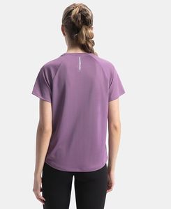 เสื้อยืดผ้าไมโครไฟเบอร์สำหรับผู้หญิง ทรงหลวม สวมใส่สบาย พร้อมเทคโนโลยีช่วยรักษาความสดชื่น - Product Image 3