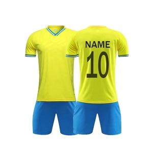 ชุดเสื้อฟุตบอลคอวีสีเหลืองสำหรับผู้ชายแบบกำหนดเอง กางเกงขาสั้นสีน้ำเงิน พิมพ์ลายแบบซับลิเมชั่น แห้งเร็ว ผลิตจากโพลีเอสเตอร์ ชุดยูนิฟอร์มทีม - Product Image 1